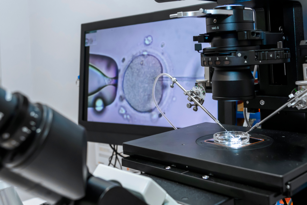 Modern IVF micromanipulator with Petri Dish in the laboratory of the in vitro fertilization. for insemination of the egg freezing. Sperm cryopreservation. Ovum fertilization procedure Mitochondrial replacement therapy provides a new option for preventing inheritance of mitochondrial defects.