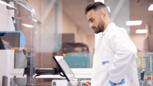 Men and machine in the highly automated analytics lab of Axxam