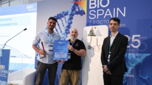 Opportunity Health CTO Nicolás López de Aguileta Castaño and CEO Germán Alejandro Sánchez Martín receiving the prize from Ion Arocena, CEO of Asebio (right)