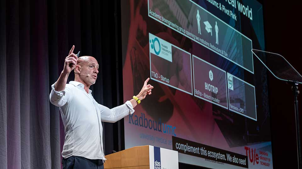 Willem Mulder, PhD, presenting the opening keynote at SLAS Europe 2026.