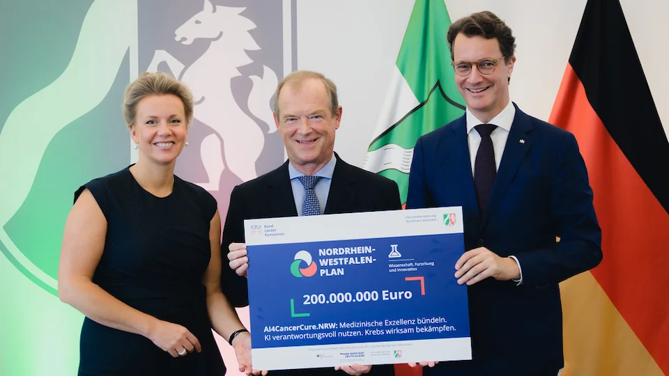 NRW Science Minister Ina Brandes, Prof. Dr. Michael Hallek, director of the Department I of Internal Medicine and the Center for Integrated Oncology at University Hospital Cologne, and NRW Minister-President Hendrik Wüst
Photo: State of North Rhine-Westphalia / Marius Becker